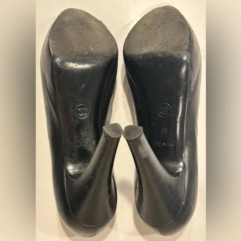 CHANEL G25723 Black Leather Peep-Toe Pumps - Interlocking CC Logo - Size 39